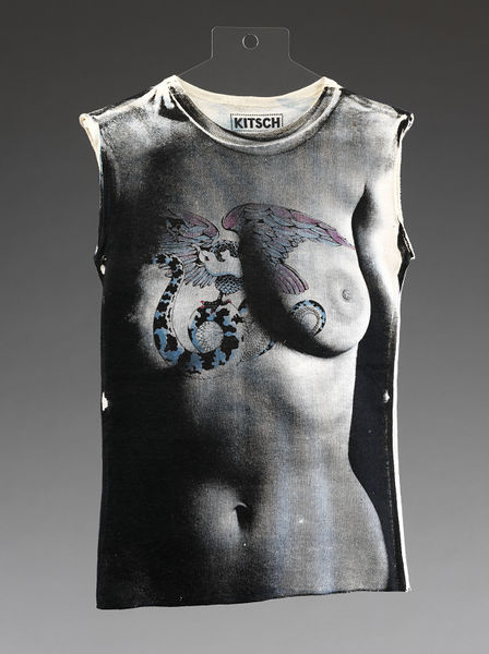A 1969 silk-screened T-shirt by British rock fashion label Wonder Workshop. © Victoria and Albert Museum. 